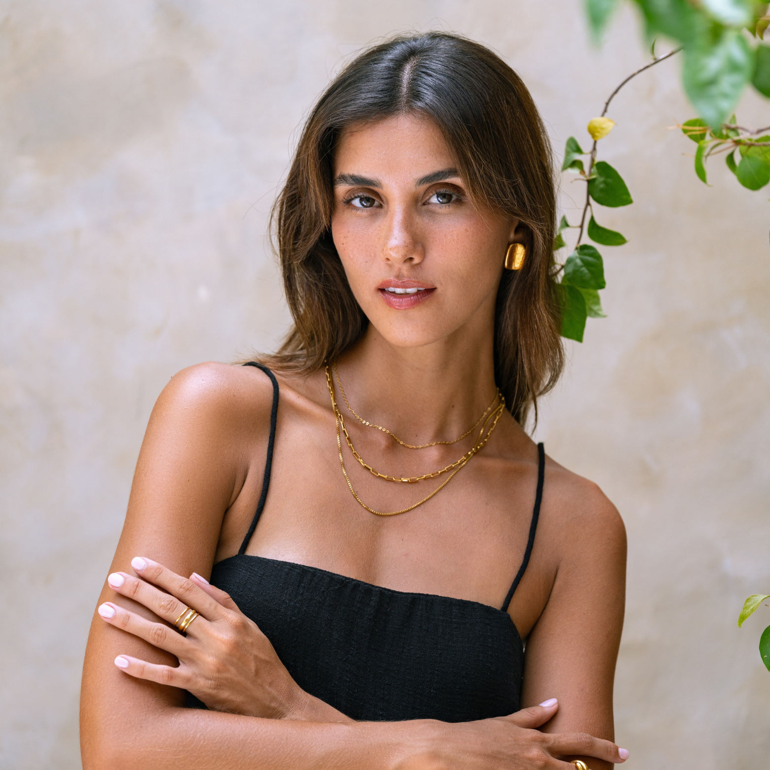 SOLARA Goldfarbener mehrlagiger Choker